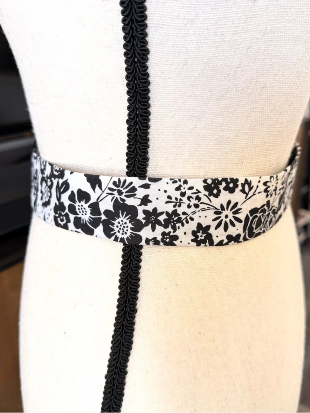 Black & White Floral Fabric Belt with Round Resin Buckle